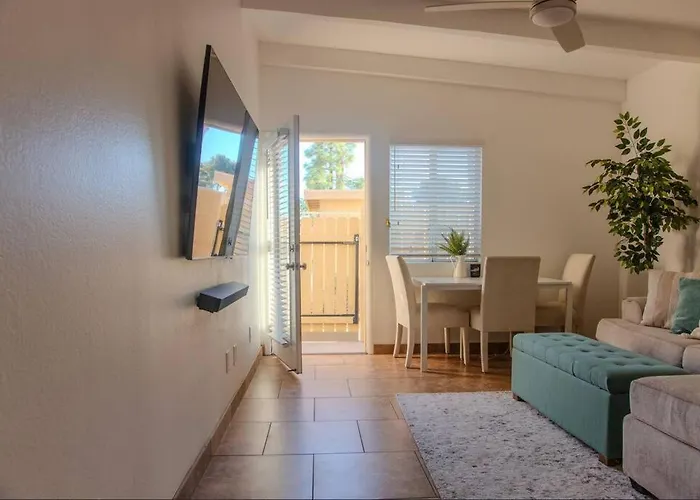 Cozy Townhouse In Uptown! *