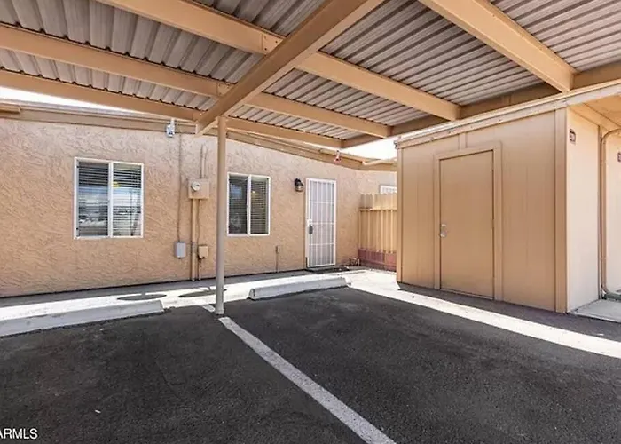 Cozy Townhouse In Uptown! *