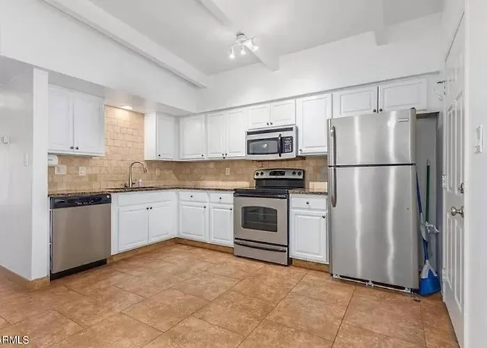 Cozy Townhouse In Uptown!